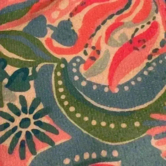 Huge 40 by 70 Lilly Pulitzer beach towel. Beautiful bright  and oh so soft 👙⛱️ - Picture 2 of 2